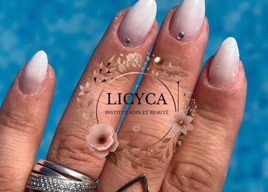 Ongles élégants avec strass au salon Licyca, Plassac, Nouvelle-Aquitaine, FR, près d'une piscine.