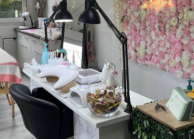 Intérieur élégant du salon Licyca à Plassac, Nouvelle-Aquitaine, FR avec un mur de fleurs roses.