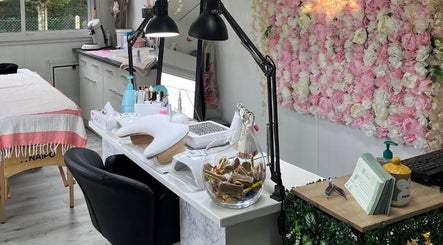 Intérieur élégant du salon Licyca à Plassac, Nouvelle-Aquitaine, FR avec un mur de fleurs roses.