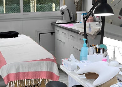 Salle de soins moderne chez Licyca, Plassac, Nouvelle-Aquitaine, FR, avec table de massage et équipements.