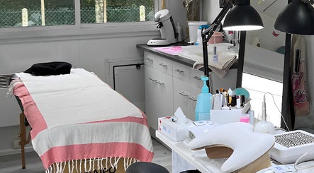 Salle de soins moderne chez Licyca, Plassac, Nouvelle-Aquitaine, FR, avec table de massage et équipements.