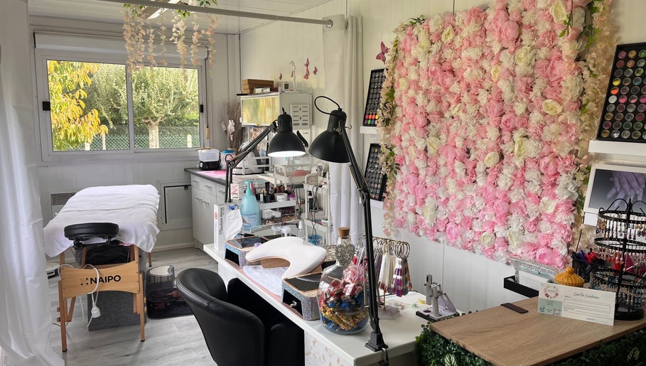 Espace beauté Licyca à Plassac, Nouvelle-aquitaine, FR avec mur fleuri et aménagement élégant.