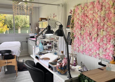 Espace beauté Licyca à Plassac, Nouvelle-aquitaine, FR avec mur fleuri et aménagement élégant.