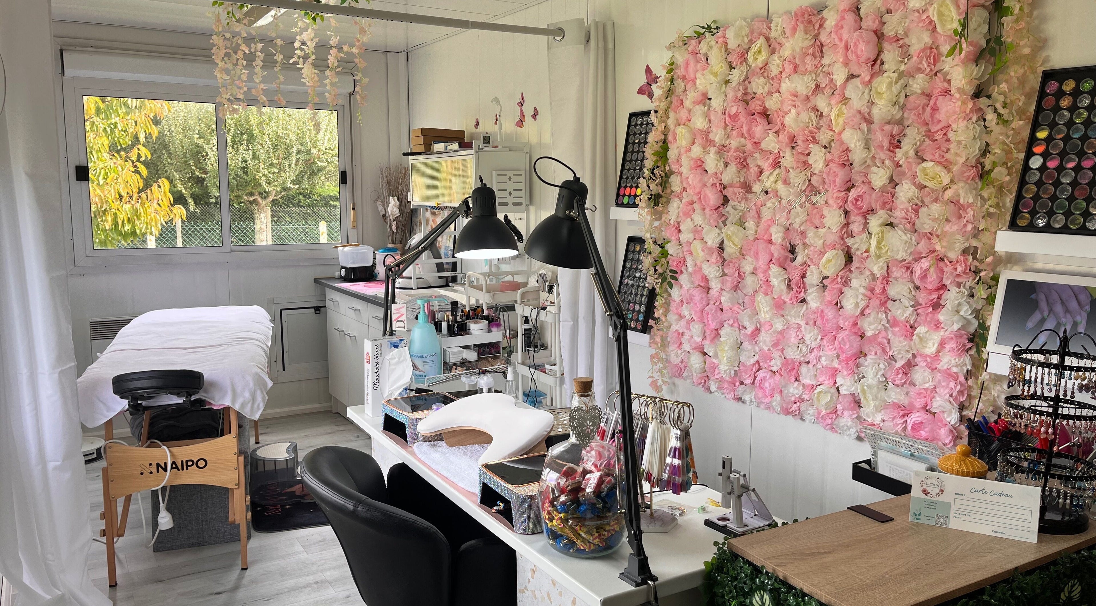 Espace beauté Licyca à Plassac, Nouvelle-aquitaine, FR avec mur fleuri et aménagement élégant.