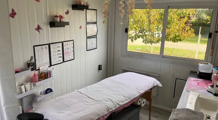 Cabine de soin élégante à Licyca, Plassac, Nouvelle-Aquitaine, FR, offrant détente et bien-être.