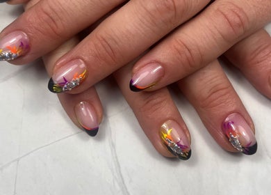 Design artistique d'ongles chez Licyca, Plassac, Nouvelle-Aquitaine, FR, avec des motifs colorés et des strass.
