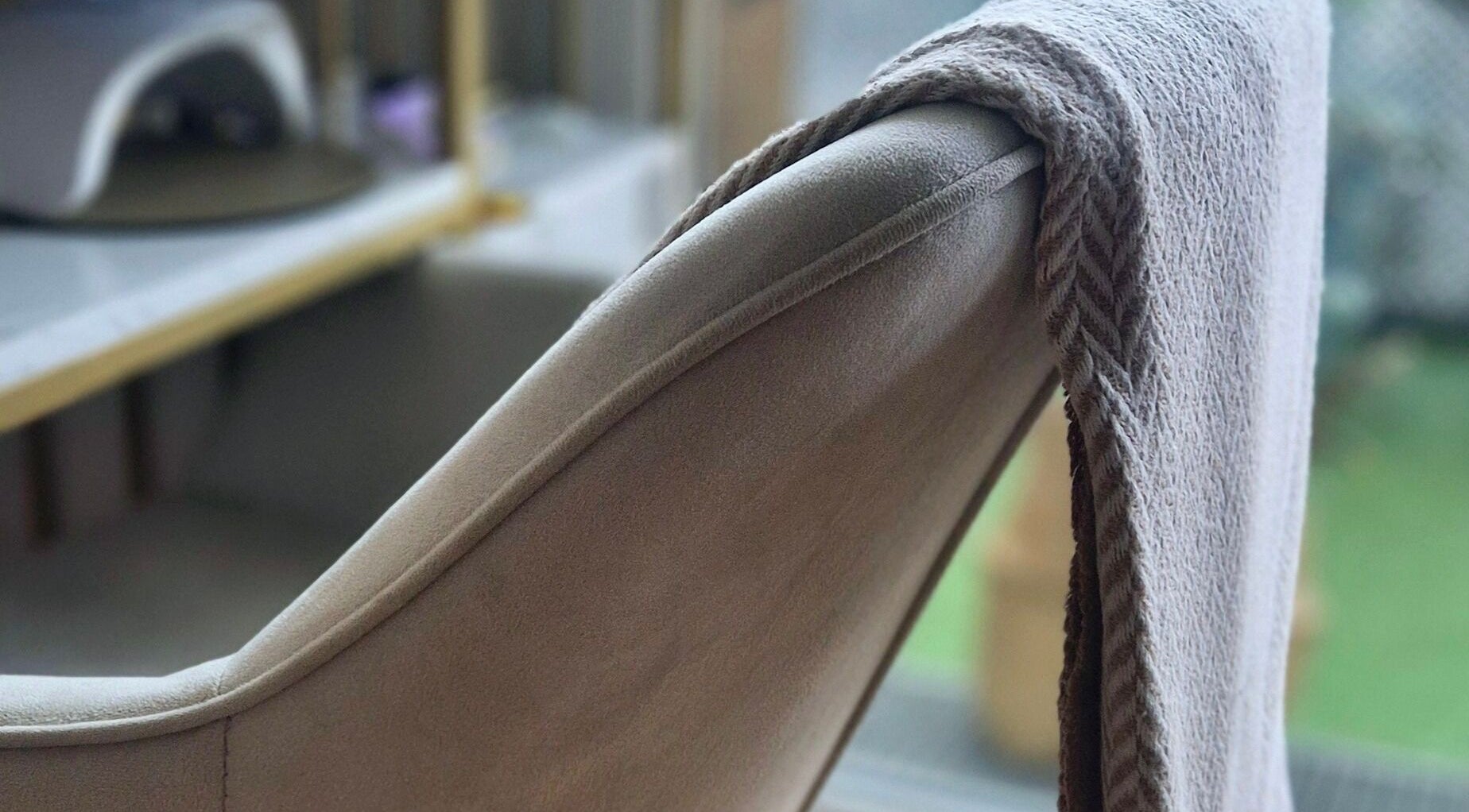 Chaise élégante avec serviette chez Gen'Nail, Choisy-le-roi, Île-de-France, FR.