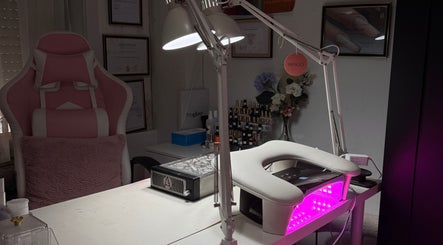 Espace manucure stylé à Éclat Intemporel, Braine-le-comte, Région Wallonne, BE, avec chaise rose et outils modernes.