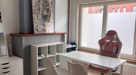 Intérieur moderne à Éclat Intemporel, Braine-le-comte, Région Wallonne, BE avec chaise rose et table blanche.