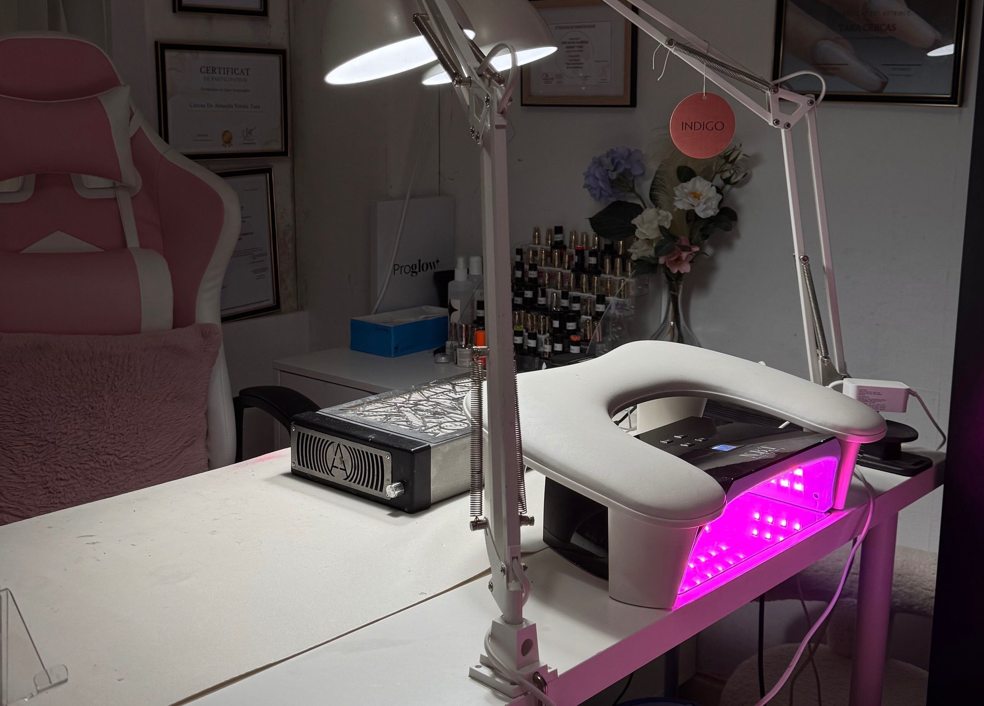 Poste de manucure moderne à Éclat Intemporel, Braine-le-comte, Région Wallonne, BE, avec éclairage LED rose.