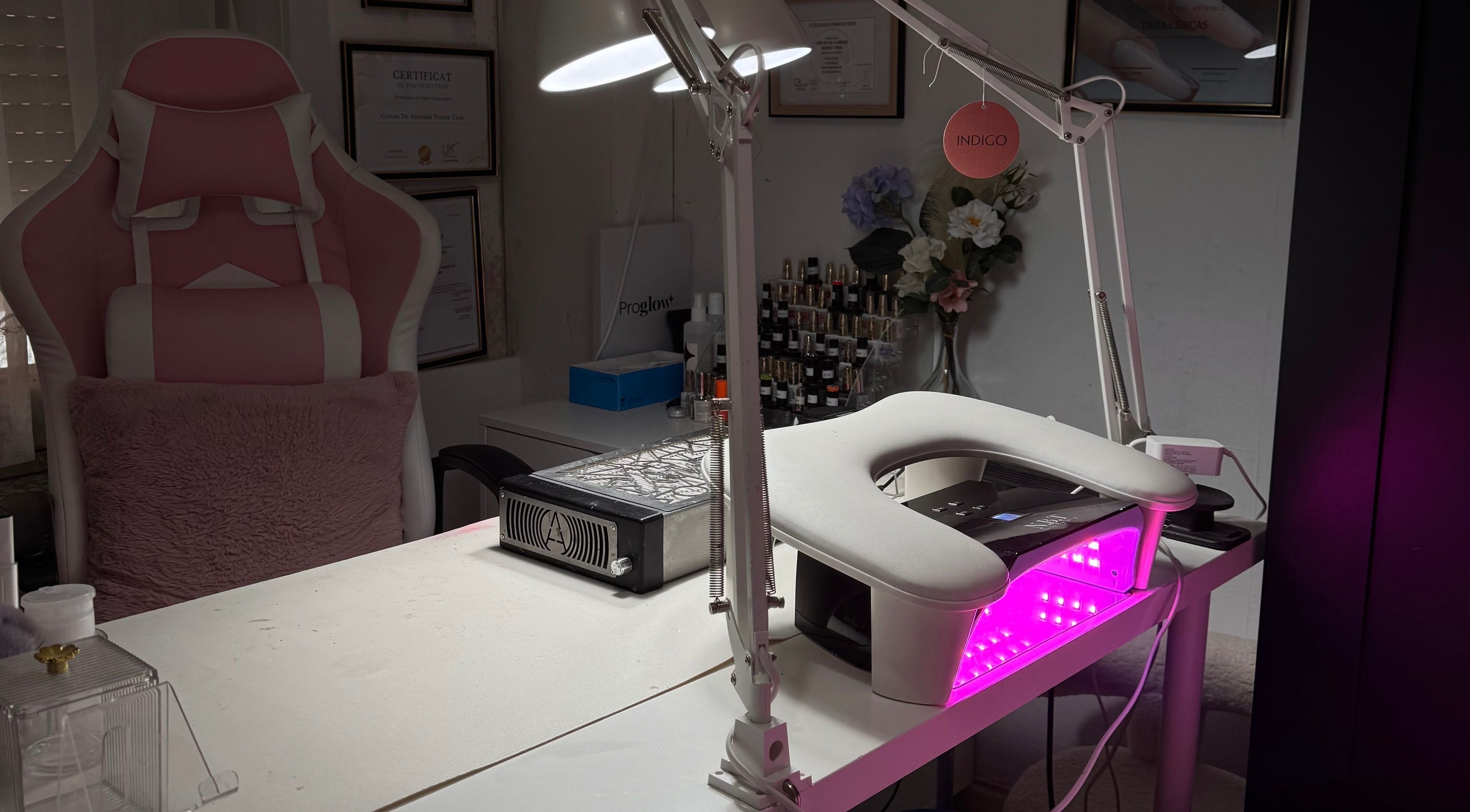 Poste de manucure moderne à Éclat Intemporel, Braine-le-comte, Région Wallonne, BE, avec éclairage LED rose.