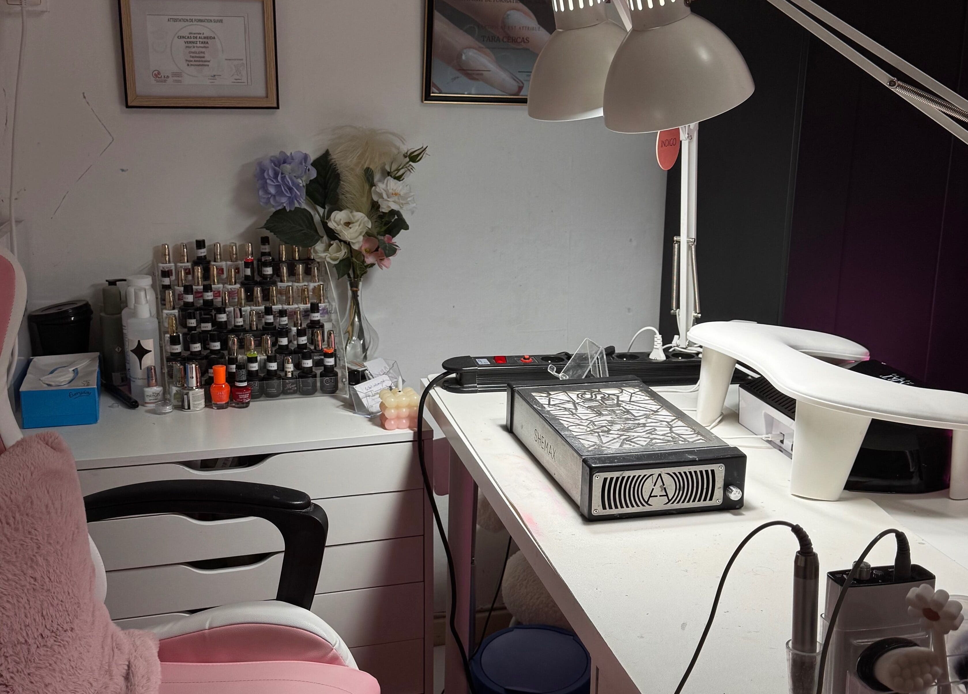 Espace manucure à Éclat Intemporel, Braine-le-comte, Région Wallonne, BE avec vernis et lampes.