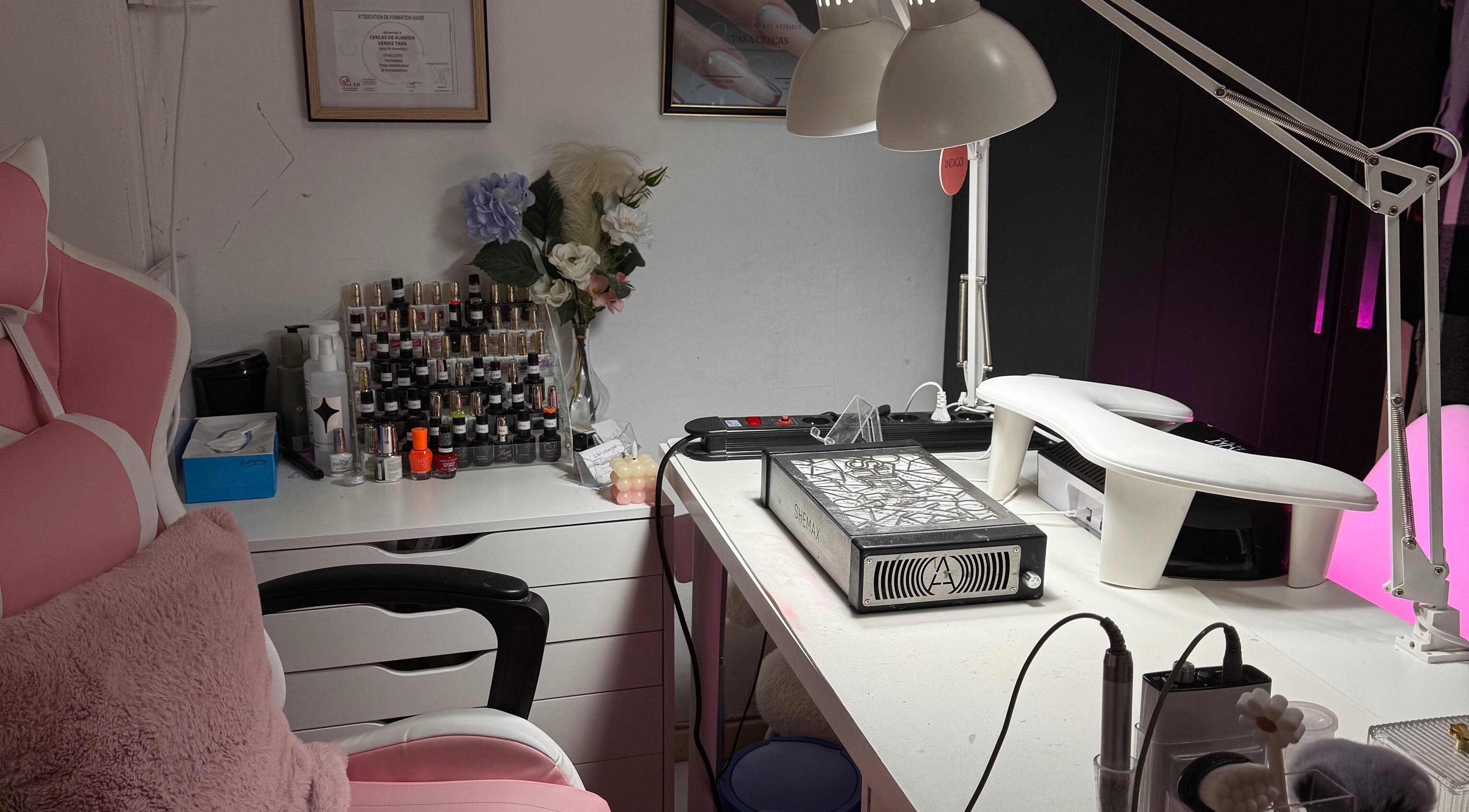 Espace manucure à Éclat Intemporel, Braine-le-comte, Région Wallonne, BE avec vernis et lampes.