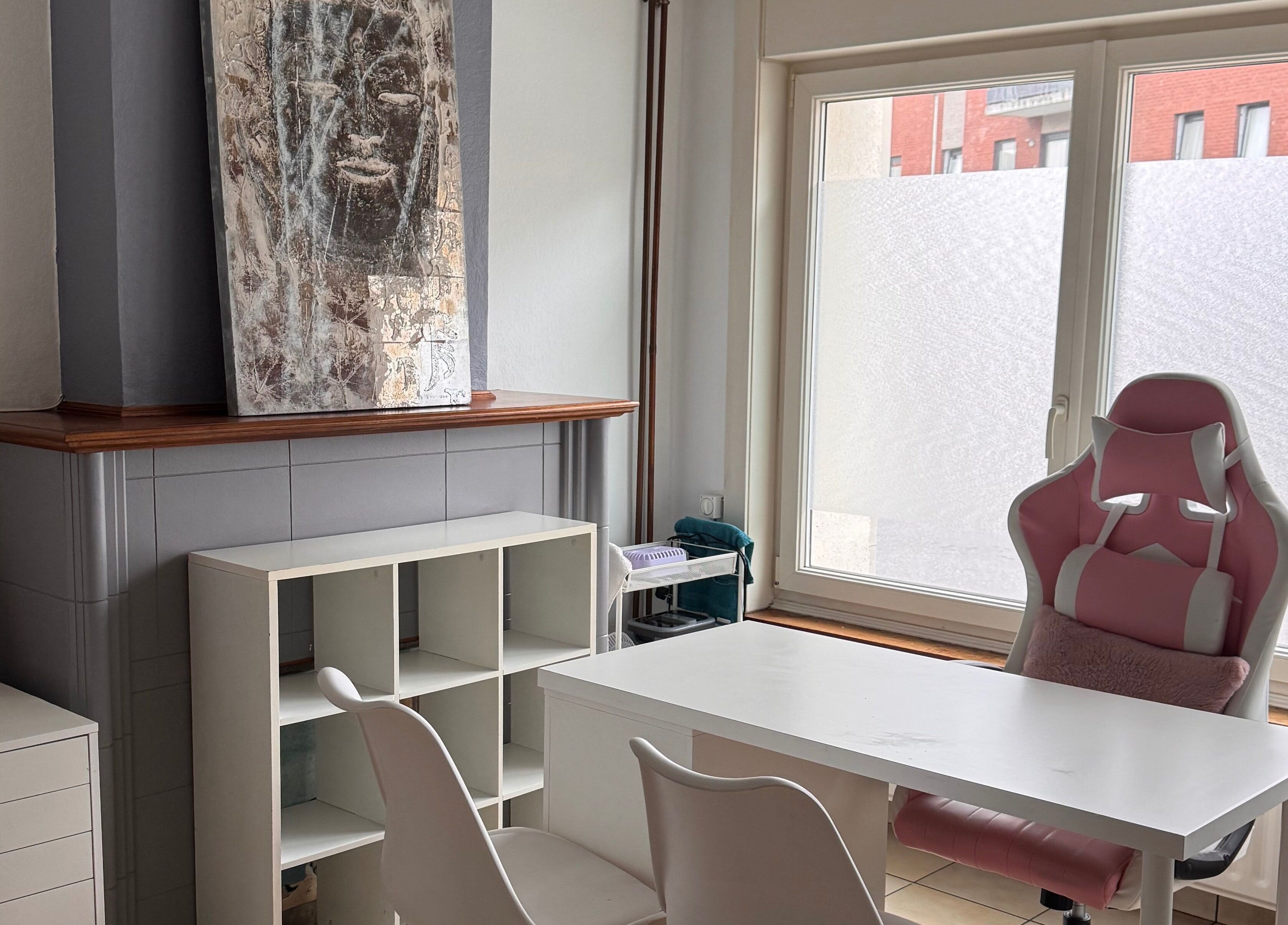 Espace de travail moderne chez Éclat Intemporel, Braine-le-comte, Région Wallonne, BE avec décor apaisant.