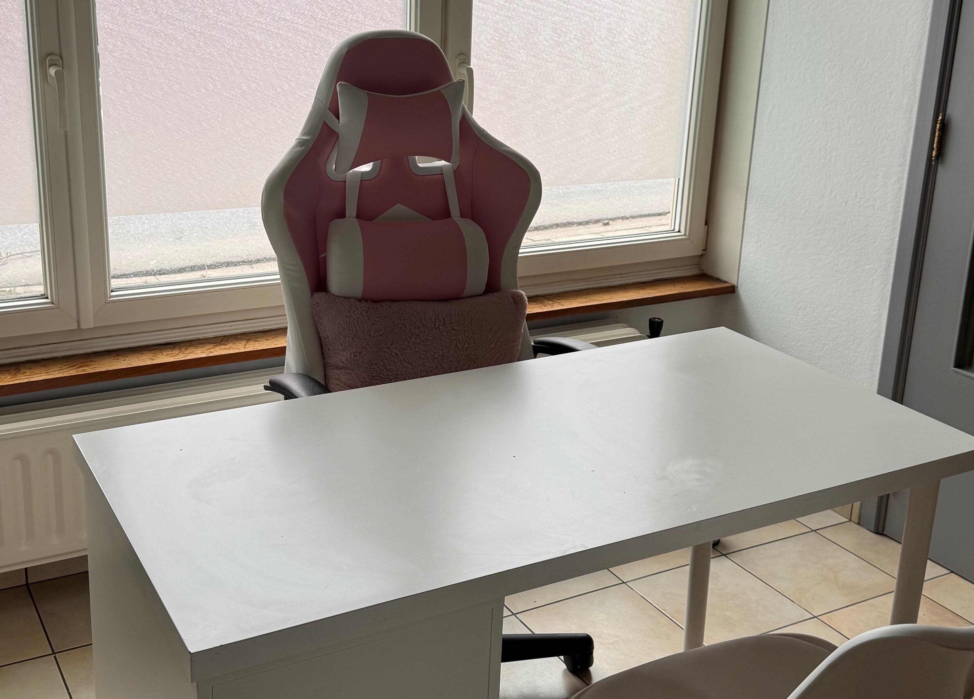 Fauteuil rose élégant chez Éclat Intemporel, Braine-le-comte, Région Wallonne, BE, offrant un cadre serein.