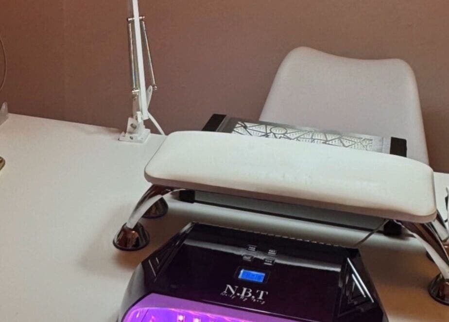 Station de manucure moderne à Éclat Intemporel, Braine-le-comte, Région Wallonne, BE, prête pour soin des ongles.