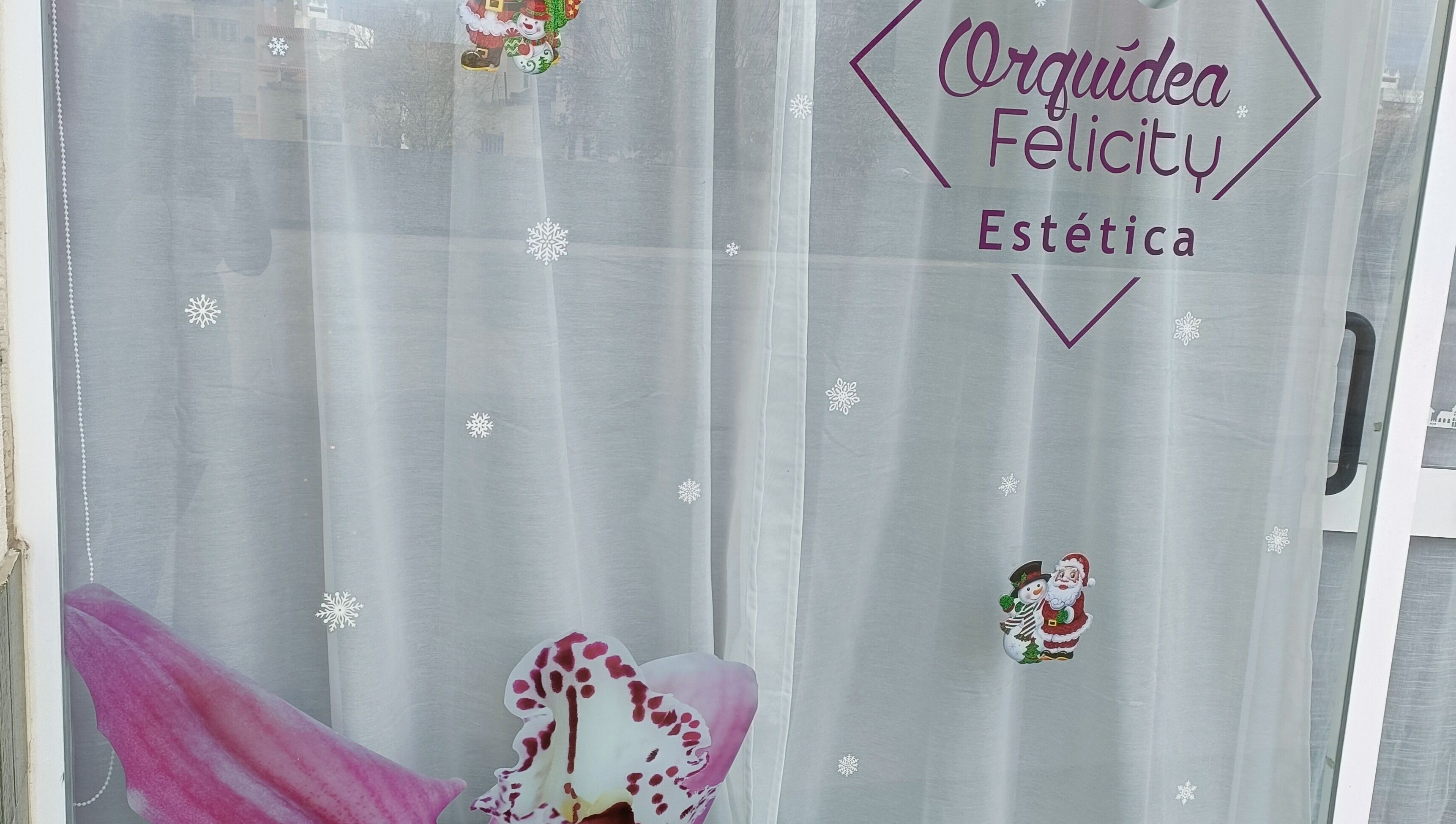 Entrada decorada no Orquídea Felicity em Setúbal, Setúbal, PT, com cortina e ornamentos de Natal.