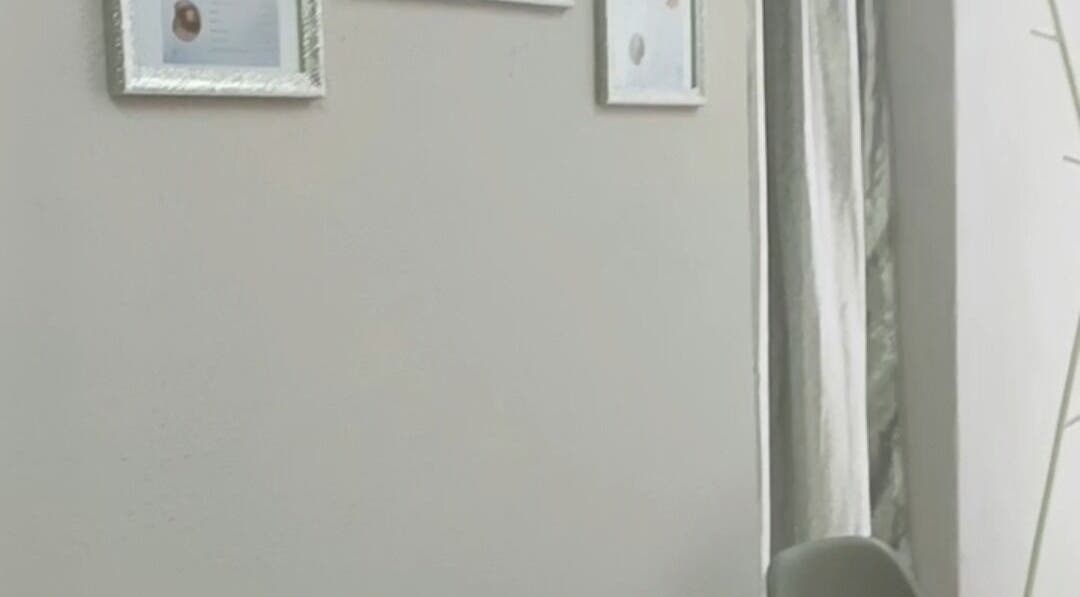 Detalhe de parede decorada em Orquídea Felicity, Setúbal, Setúbal, PT, com molduras elegantes.