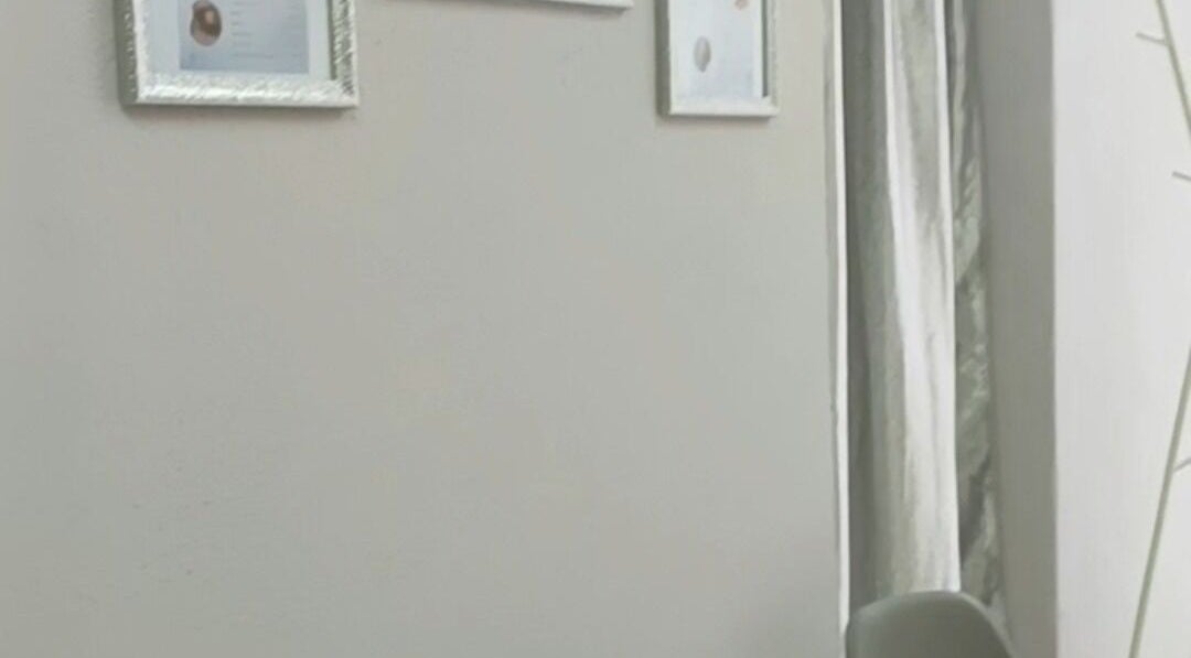 Detalhe de parede decorada em Orquídea Felicity, Setúbal, Setúbal, PT, com molduras elegantes.