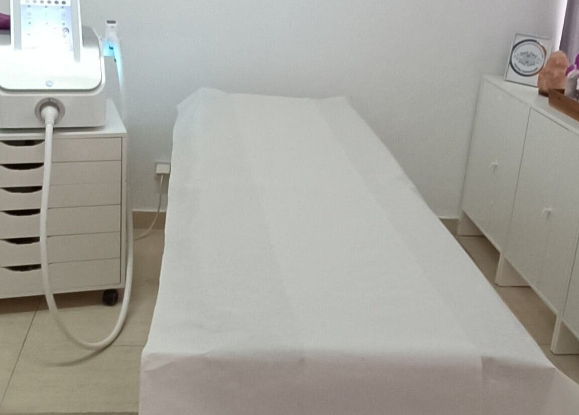 Sala de tratamento em Orquídea Felicity, Setúbal, Setúbal, PT, com mesa e equipamento moderno.