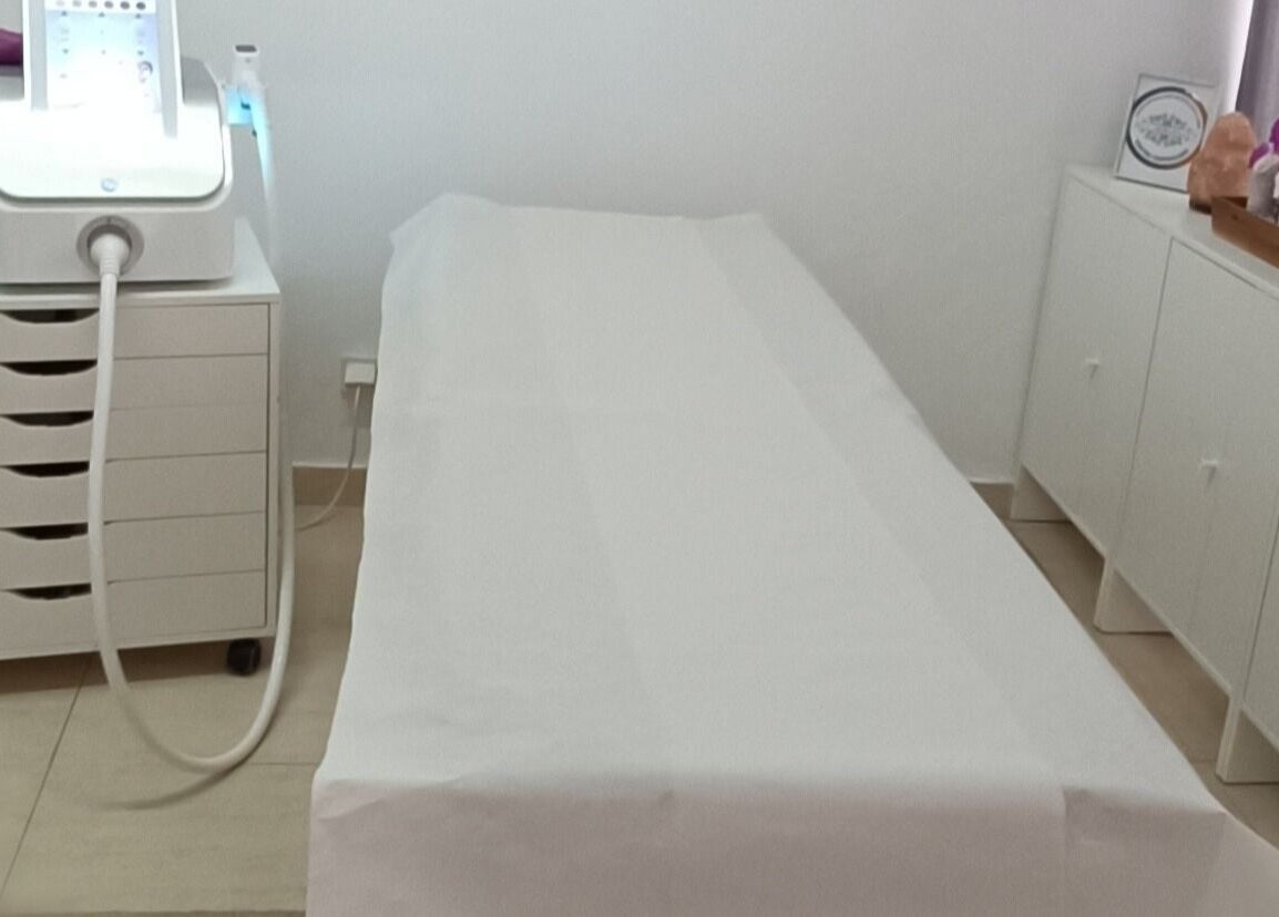 Sala de tratamento em Orquídea Felicity, Setúbal, Setúbal, PT, com mesa e equipamento moderno.