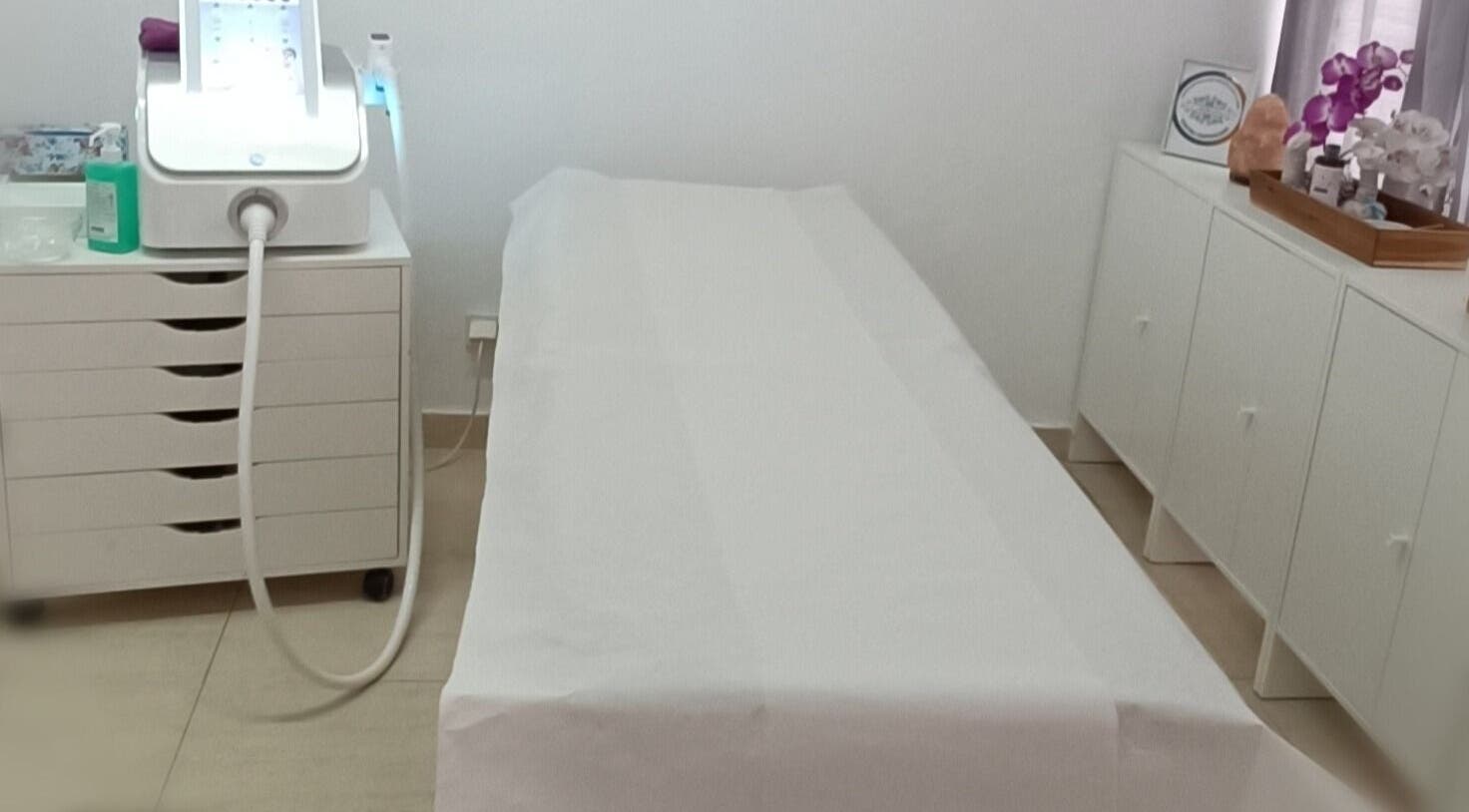 Sala de tratamento em Orquídea Felicity, Setúbal, Setúbal, PT, com mesa e equipamento moderno.