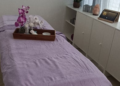 Sala de massagem com toalha lilás em Orquídea Felicity, Setúbal, Setúbal, PT.