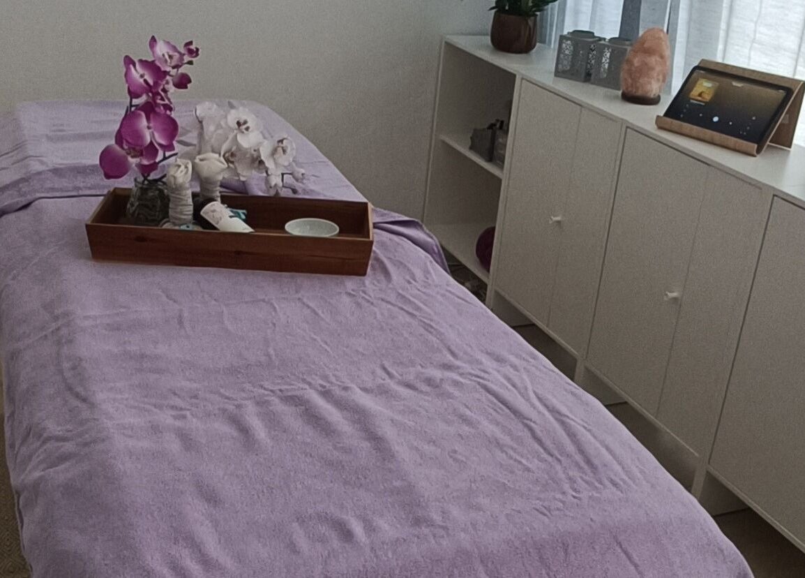 Sala de massagem com toalha lilás em Orquídea Felicity, Setúbal, Setúbal, PT.