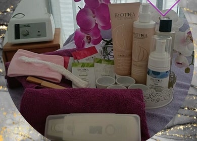 Produtos de beleza no Orquídea Felicity, Setúbal, Setúbal, PT, prontos para tratamento de pele.