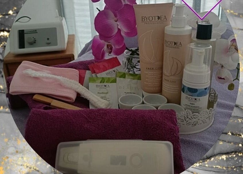 Produtos de beleza no Orquídea Felicity, Setúbal, Setúbal, PT, prontos para tratamento de pele.