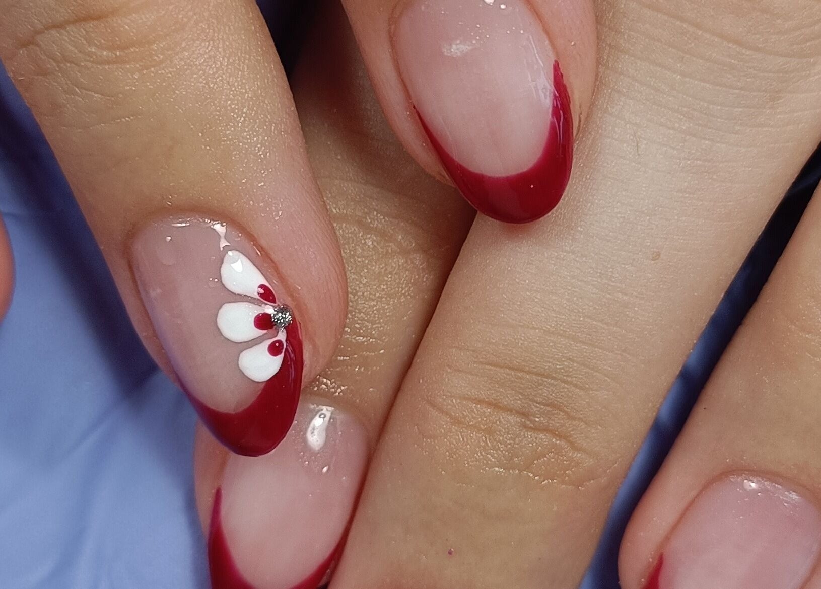 Design de unhas florais vermelhas na Orquídea Felicity, Setúbal, Setúbal, PT.