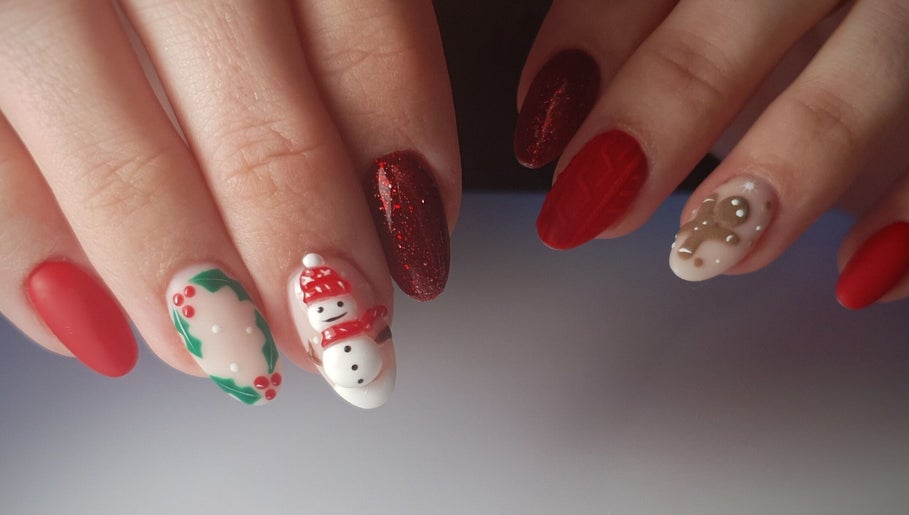 Nail art festif avec motifs de Noël chez Jeu d'Ongles, Toulouse, Occitanie, FR.