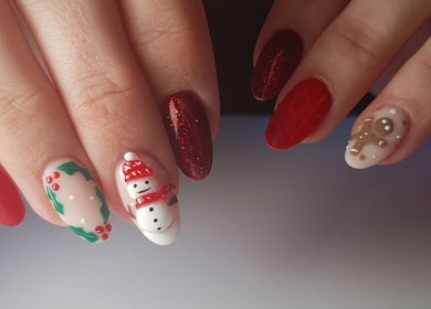 Nail art festif avec motifs de Noël chez Jeu d'Ongles, Toulouse, Occitanie, FR.