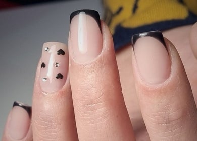 Nail art noir élégant chez Jeu d'Ongles, Toulouse, Occitanie, FR. Décor cœur brillant.