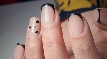 Nail art noir élégant chez Jeu d'Ongles, Toulouse, Occitanie, FR. Décor cœur brillant.