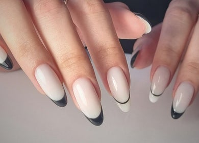 Ongles noirs élégamment stylés chez Jeu d'Ongles, Toulouse, Occitanie, FR.