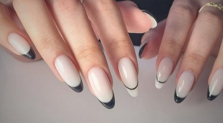 Ongles noirs élégamment stylés chez Jeu d'Ongles, Toulouse, Occitanie, FR.
