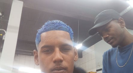 Cliente com cabelo azul vibrante no RAFAEL DO CORTE barbearia, Minas Gerais, Minas Gerais, BR.
