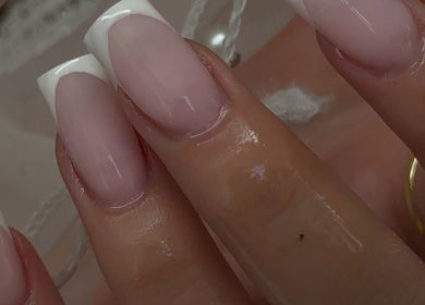 Manucure française chez Mery.beauty26, Bourg-de-péage, Auvergne-rhône-alpes, FR. Ongles finis et soignés.