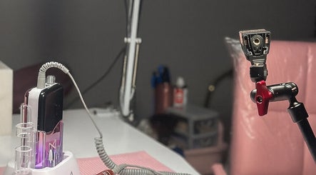Equipo de belleza moderno en En Buenas Manos, Bonita Springs, Florida, US listo para tratamientos especiales.