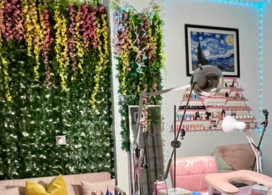 Hermosa sala de belleza con vegetación en En Buenas Manos, Bonita Springs, Florida, US.