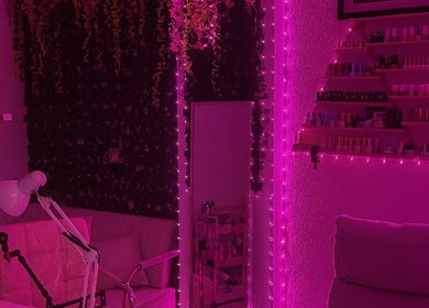 Un ambiente relajante con luces rosas en En Buenas Manos, Bonita Springs, Florida, US.