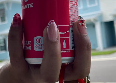 Manicura creativa con detalles brillantes en En Buenas Manos, Bonita Springs, Florida, US.