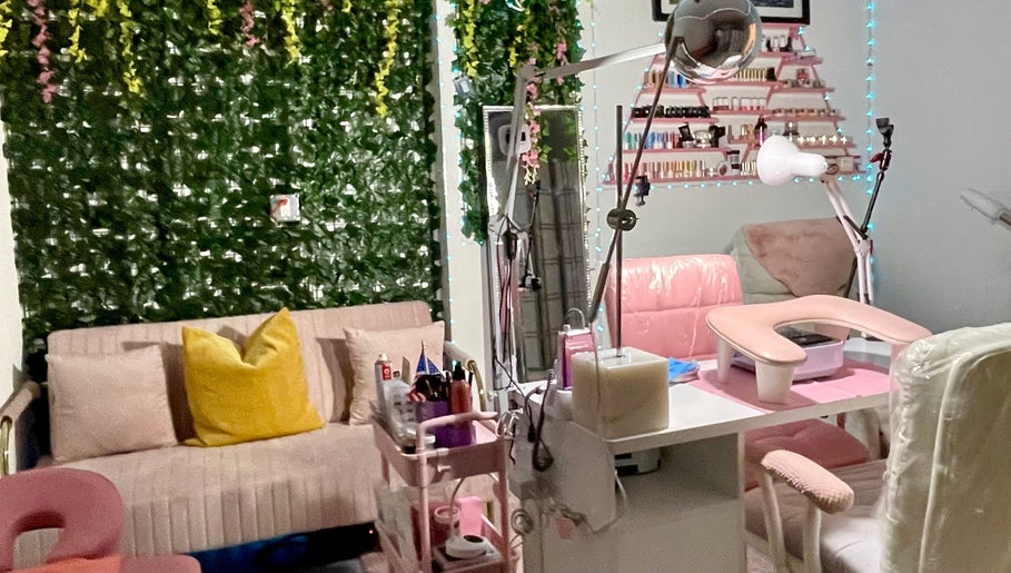 Sala de belleza en En Buenas Manos, Bonita Springs, Florida, US, con decoración verde y asientos cómodos.