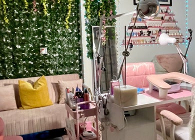 Sala de belleza en En Buenas Manos, Bonita Springs, Florida, US, con decoración verde y asientos cómodos.