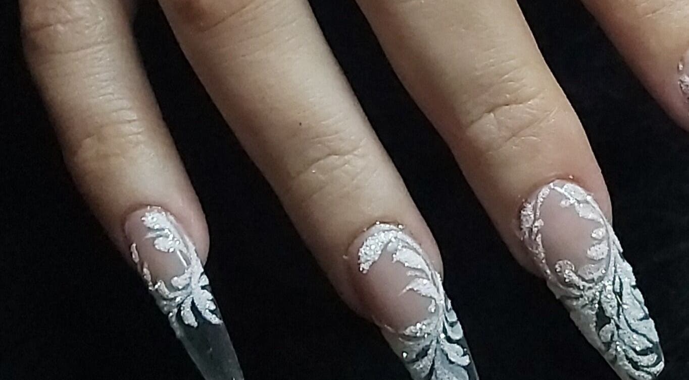 Ongles artistiques avec dentelle blanche chez Lylykreol-nail, Le Tampon, Saint-pierre, RE.
