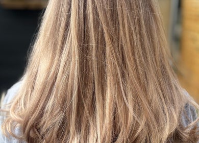 Cheveux blonds brillants chez Valentine hair nails, Coudekerque-branche, Hauts-de-France, FR.