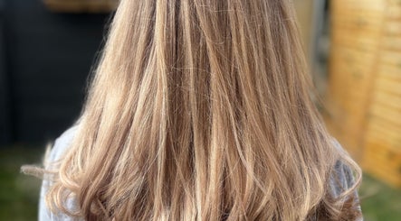 Cheveux blonds brillants chez Valentine hair nails, Coudekerque-branche, Hauts-de-France, FR.