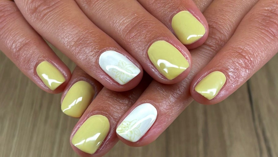 Manucure élégante jaune chez Lollipop’s Nails à Villeneuve-Tolosane, Occitanie, FR.