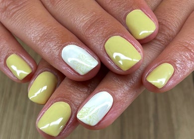 Manucure élégante jaune chez Lollipop’s Nails à Villeneuve-Tolosane, Occitanie, FR.